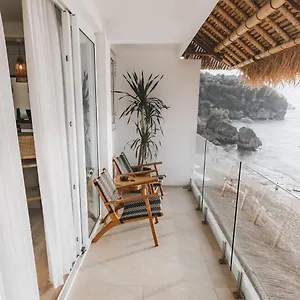Legends Beachfront Uluwatu (Bali)